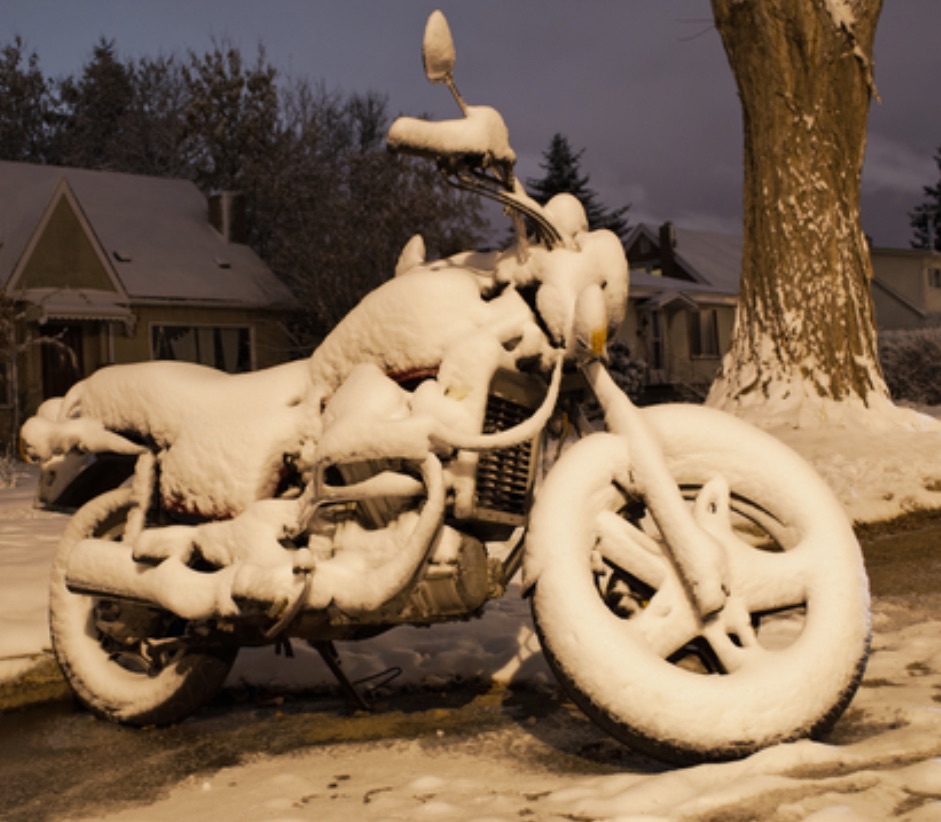 Motorcycle Winter Blues: When Your Bike Becomes Garage Art&nbsp;❄️🏍️